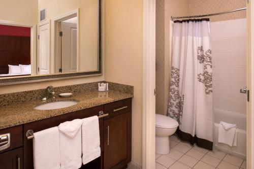 阿尔伯克基Residence Inn by Marriott Albuquerque Airport的一间带水槽、卫生间和淋浴的浴室