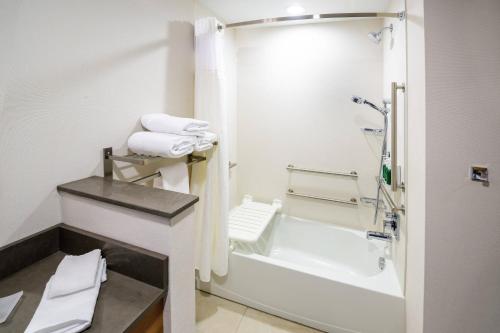 MoosicFairfield Inn & Suites Scranton Montage Mountain的白色的浴室设有淋浴和浴缸。