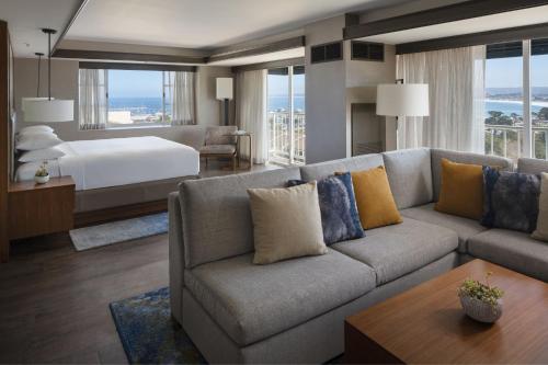 蒙特雷蒙特利万豪酒店 的客厅配有沙发和1张床