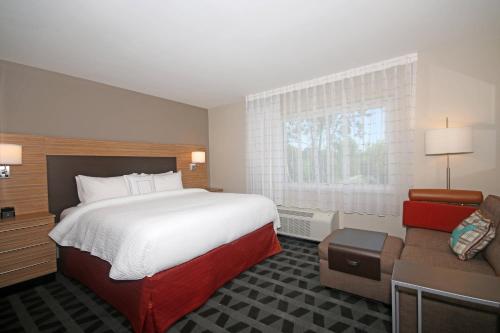 查尔斯顿TownePlace Suites by Marriott Charleston-North Charleston的酒店客房设有一张大床和一张沙发。