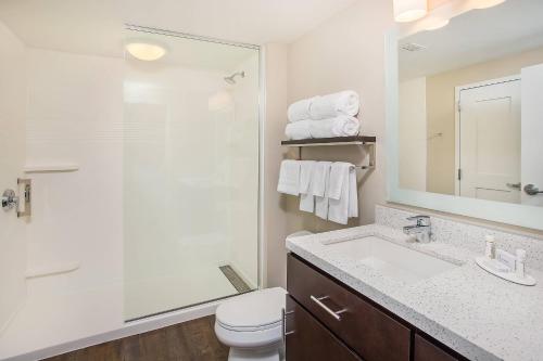 库克维尔库克维尔万豪广场套房酒店的一间带水槽、卫生间和镜子的浴室