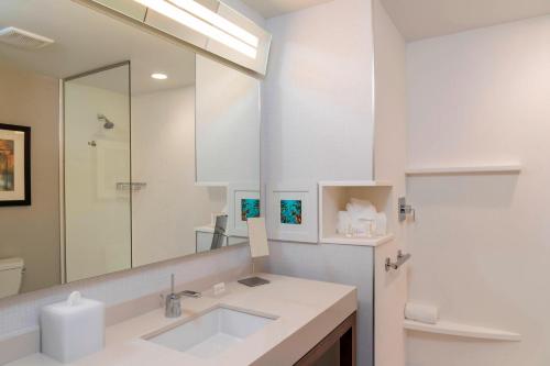 伊利里亚Courtyard by Marriott Cleveland Elyria的白色的浴室设有水槽和镜子