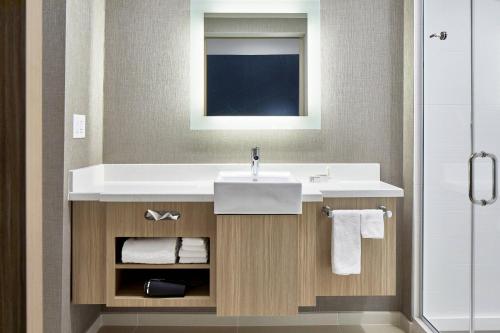 都柏林SpringHill Suites by Marriott Columbus Dublin的一间带水槽和镜子的浴室