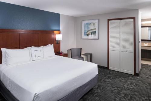 奥斯汀奥斯丁北/帕默大道万怡酒店的酒店客房设有一张大床和一张书桌。