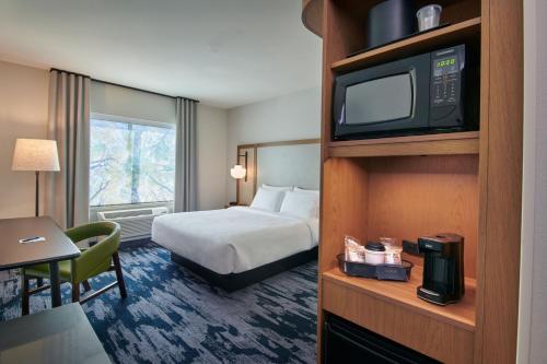 德斯普兰斯Fairfield Inn & Suites by Marriott Chicago O'Hare的酒店客房,配有床和电视