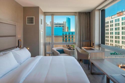 波士顿波士顿市中心万豪AC酒店的一间卧室设有一张大床和一个大窗户
