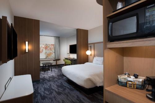 El RenoFairfield Inn & Suites by Marriott Oklahoma City El Reno的配有一张床和一台平面电视的酒店客房