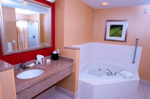 米德尔堡米德尔伯里万怡酒店的带浴缸、水槽和浴缸的浴室