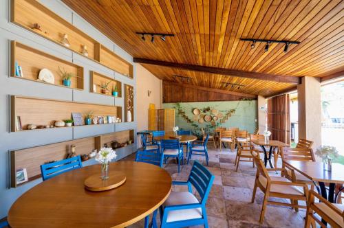伊塔雷马Pousada Kiriri的餐厅设有木制天花板和桌椅