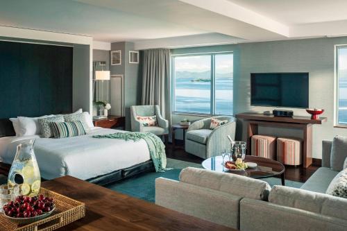 伯灵顿伯灵顿港万怡酒店的酒店客房设有床和客厅。