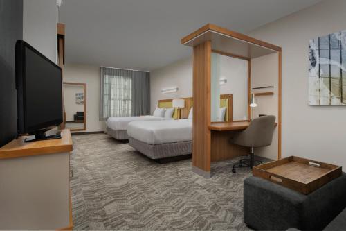 亨茨维尔万豪春丘亨茨维尔西/研究公园套房酒店的配有一张床和一台平面电视的酒店客房