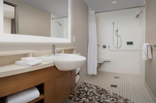 亨茨维尔万豪春丘亨茨维尔西/研究公园套房酒店的白色的浴室设有水槽和镜子