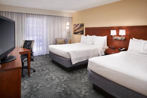 迪尔菲尔德芝加哥迪尔菲尔德万怡酒店的酒店客房设有两张床和一台平面电视。
