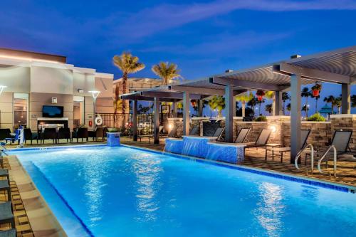 科珀斯克里斯蒂Residence Inn by Marriott Corpus Christi Downtown的度假村的游泳池