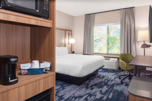梅德福Fairfield by Marriott Inn & Suites Medford的酒店的客房 - 带一张床、一台电视和一张书桌