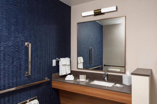 梅德福Fairfield by Marriott Inn & Suites Medford的一间带水槽和镜子的浴室
