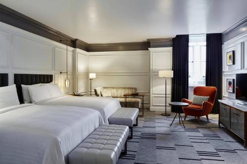 伦敦伦敦市政厅万豪酒店的酒店客房,设有两张床和一张沙发
