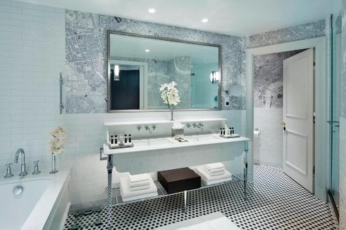 伦敦伦敦市政厅万豪酒店的一间带大水槽、浴缸和镜子的浴室