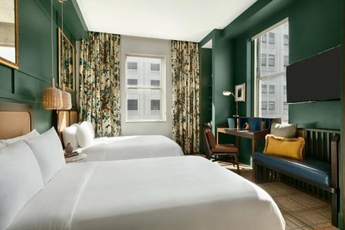 亚特兰大印迹珍品格伦酒店的酒店客房配有两张床和一张书桌