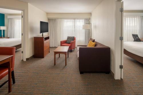 博兹曼博兹曼原住客栈的酒店客房设有一张沙发和一张床