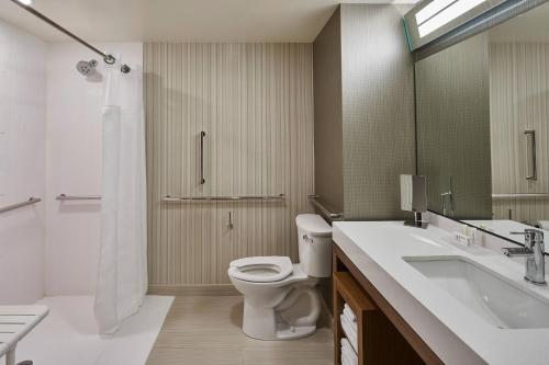 奥尔巴尼Courtyard by Marriott Albany Airport的浴室配有卫生间、盥洗盆和淋浴。