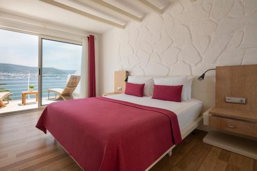 博德鲁姆Prive Hotel Bodrum - Adult Only的一间卧室设有一张大床和大窗户