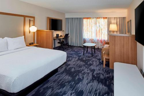 奥尔巴尼Fairfield Inn & Suites by Marriott Albany Airport的配有一张床和一张书桌的酒店客房