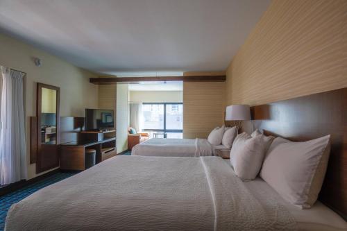 芝加哥芝加哥市中心河北岸费尔菲尔德客栈的酒店客房设有两张床和电视。