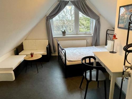 埃尔姆斯霍恩Gästehaus Vigliarolo的一间小卧室,配有床和窗户