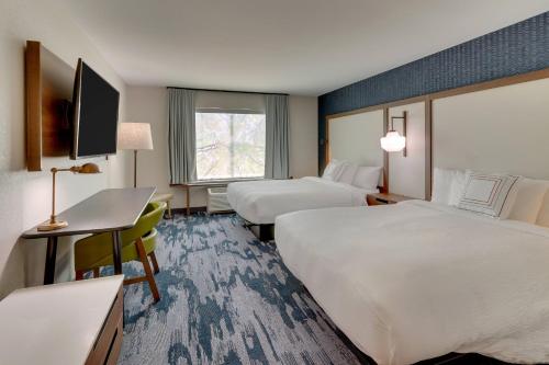 沃索Fairfield Inn & Suites Warsaw的酒店客房配有两张床和一张书桌