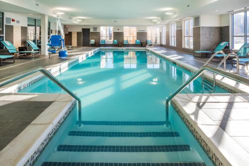 菲什基尔菲什基尔春季山丘套房酒店的大楼里一个蓝色的大泳池