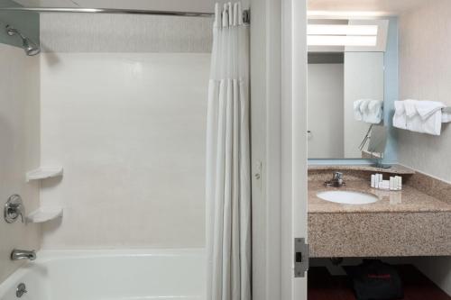 弗吉尼亚海滩弗吉尼亚海滨海滩/南万怡酒店的浴室配有淋浴帘和盥洗盆。
