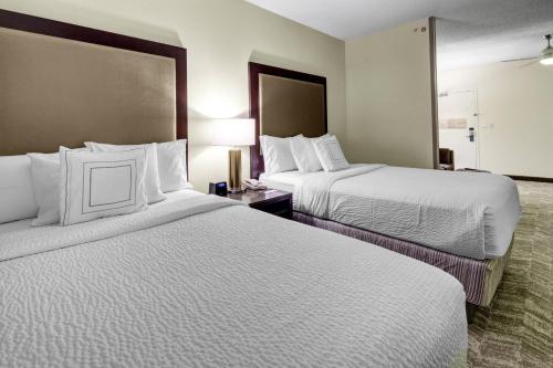 圣露西港圣露西港春山套房的酒店客房,配有两张带白色床单的床