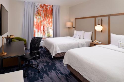阿林顿阿林顿六旗乐园附近费尔菲尔德客栈的酒店客房配有两张床和一张书桌