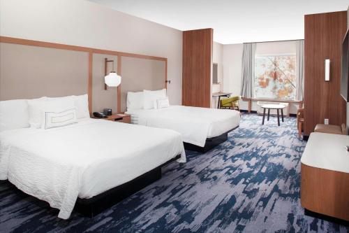 摩根堡Fairfield Inn & Suites by Marriott Fort Morgan的酒店客房配有两张床和一张书桌