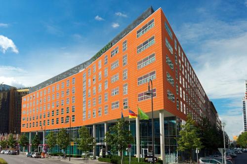 柏林Courtyard by Marriott Berlin City Center的一条城市街道上的橙色建筑