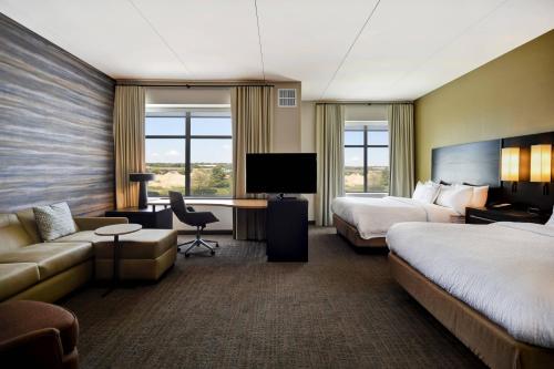 梅森Residence Inn by Marriott Cincinnati Northeast/Mason的酒店客房,设有两张床和一张沙发