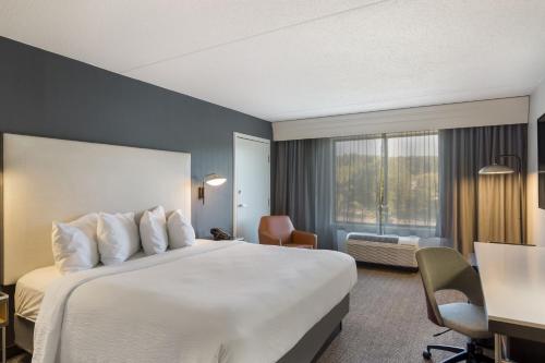 阿灵顿山阿灵顿山洛克威万怡酒店的一间设有大床和窗户的酒店客房