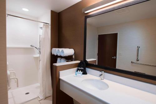 斯科茨布拉夫万豪斯科茨布拉夫费尔菲尔德客栈和套房酒店的一间带水槽和大镜子的浴室