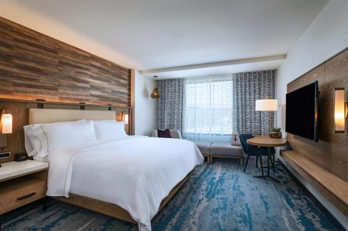 绍斯莱克The Westin Dallas Southlake的酒店客房设有一张大床和一台电视。