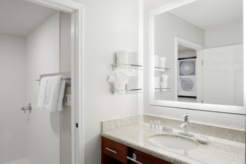 普莱森顿普莱森顿原住客栈的白色的浴室设有水槽和镜子