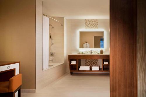 达拉斯达拉斯市中心威斯汀酒店的一间带水槽、淋浴和镜子的浴室