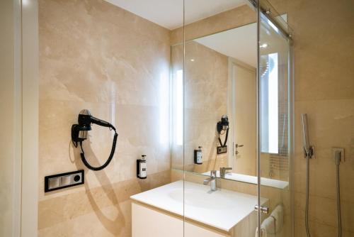 马德里SmartRental Collection Centric II的带淋浴、盥洗盆和镜子的浴室