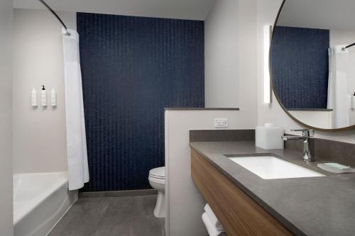 博伊西Fairfield Inn & Suites by Marriott Boise West的一间带水槽、镜子和卫生间的浴室