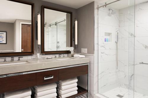 波士顿波士顿龙码头万豪酒店的一间带水槽和淋浴的浴室