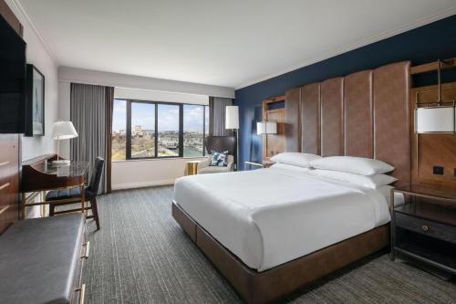 波士顿波士顿龙码头万豪酒店的酒店客房设有一张大床和一张书桌。