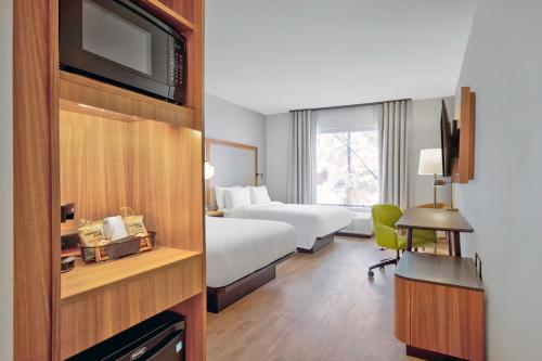 西切斯特Fairfield by Marriott Inn & Suites Cincinnati North West Chester的酒店客房设有两张床和电视。