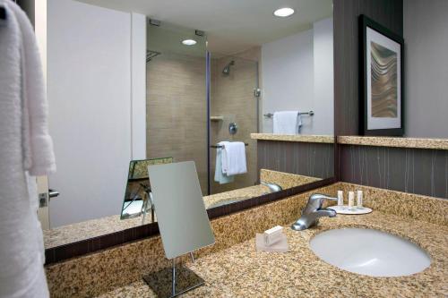 兰斯代尔费城兰斯代尔万怡酒店的一间带水槽和大镜子的浴室