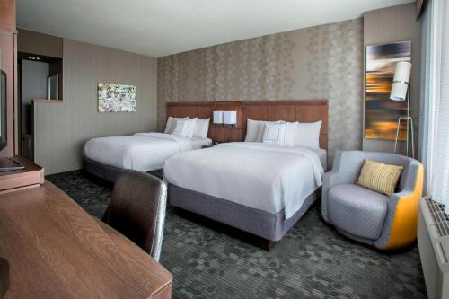 兰斯代尔费城兰斯代尔万怡酒店的酒店客房,配有两张床和椅子