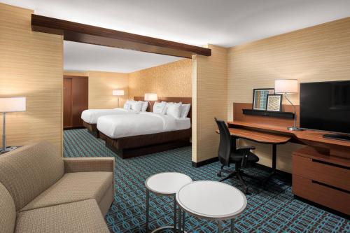 马里恩Fairfield Inn & Suites by Marriott Memphis Marion, AR的配有一张床和一张书桌的酒店客房